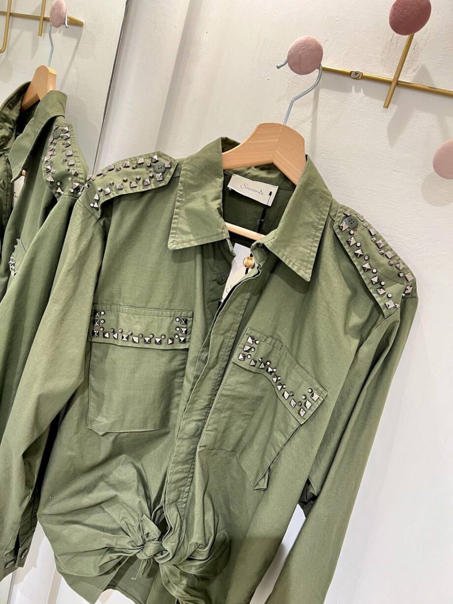 Shop Online Camicia vintage verde militare con borchie Souvenir