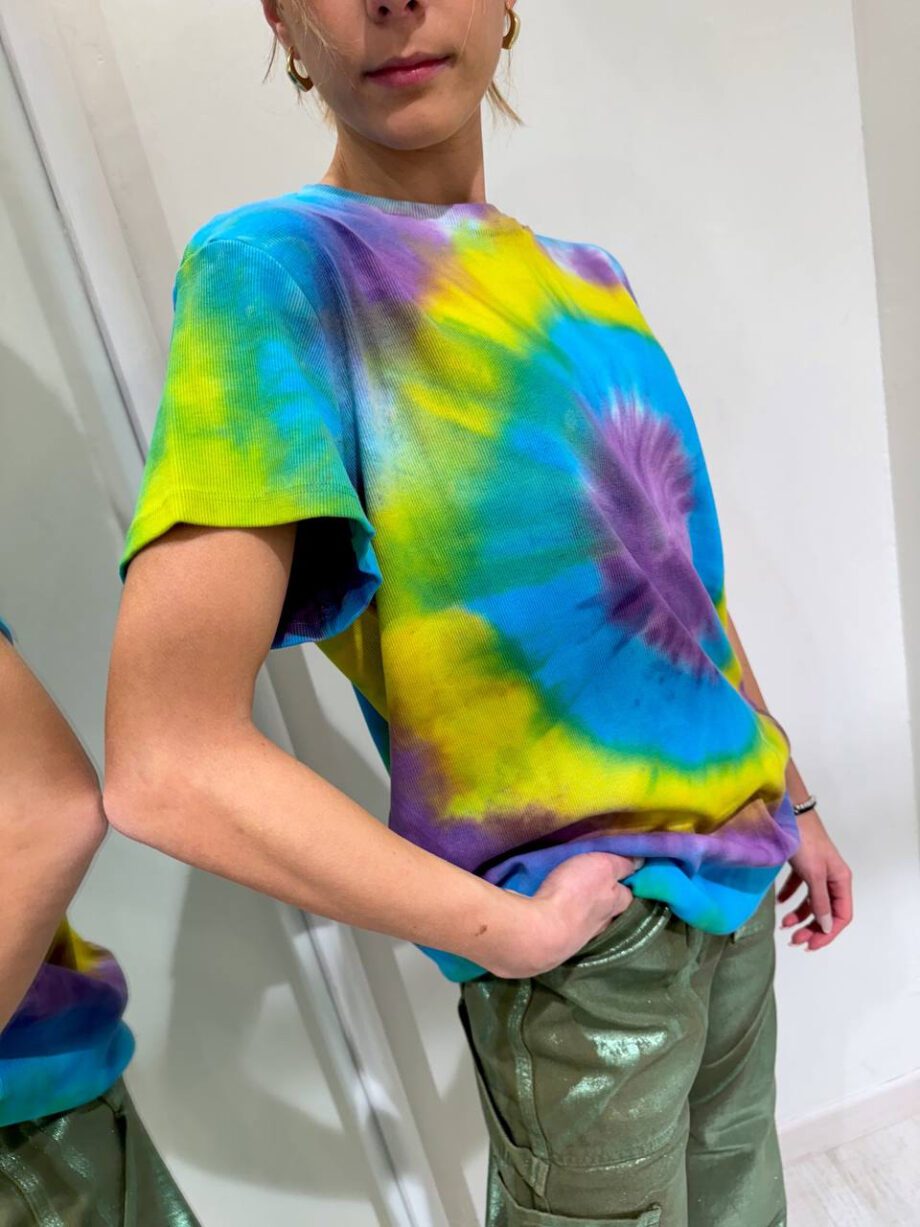 Shop Online T-shirt tie dye viola e gialla Don’t @ me