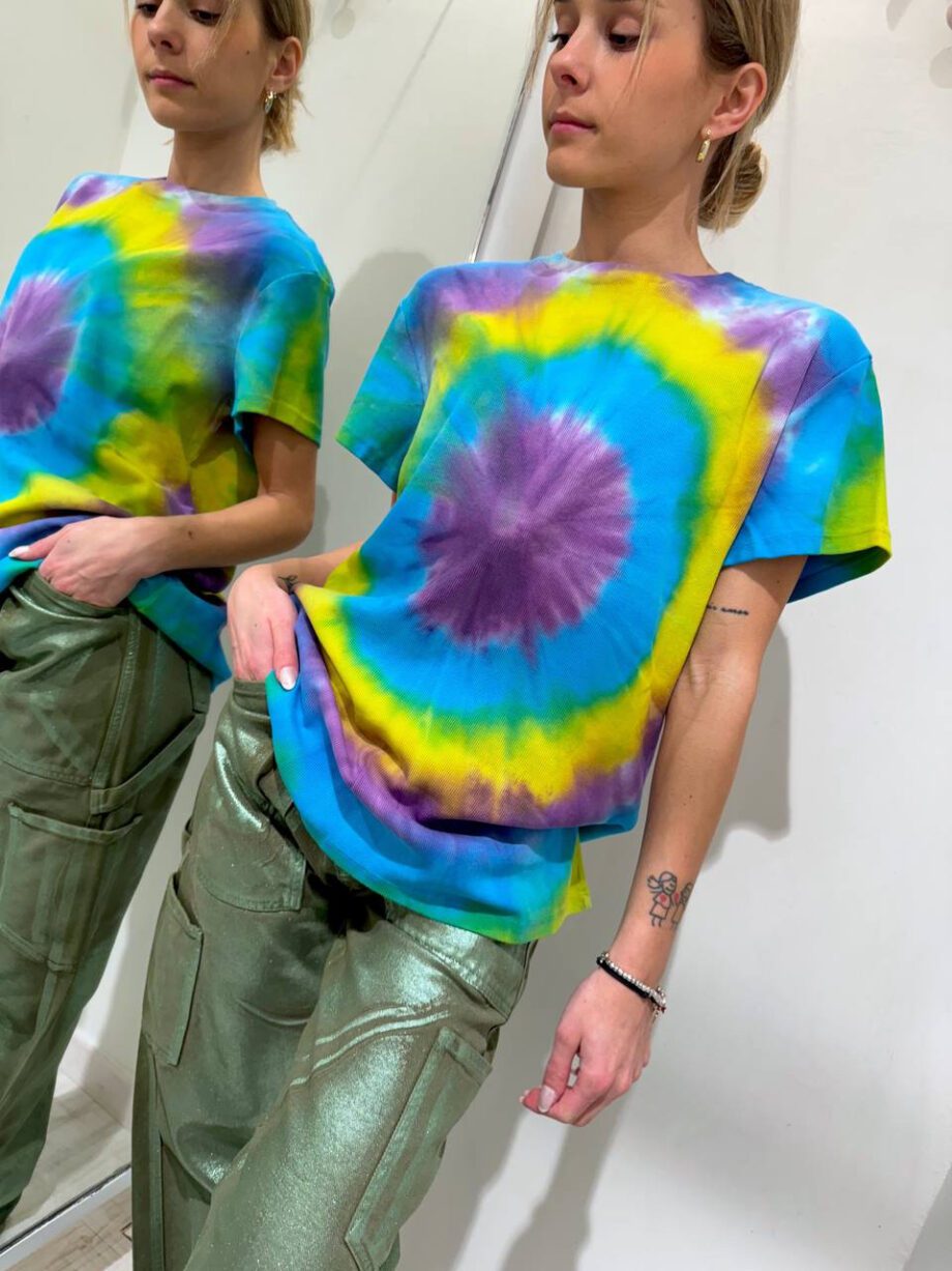 Shop Online T-shirt tie dye viola e gialla Don’t @ me