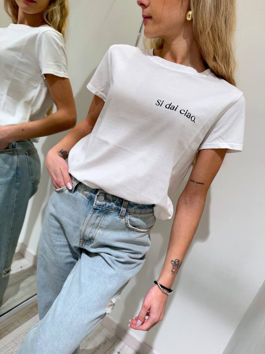 Shop Online T-shirt bianca ricamo “Si dai Ciao” Vicolo