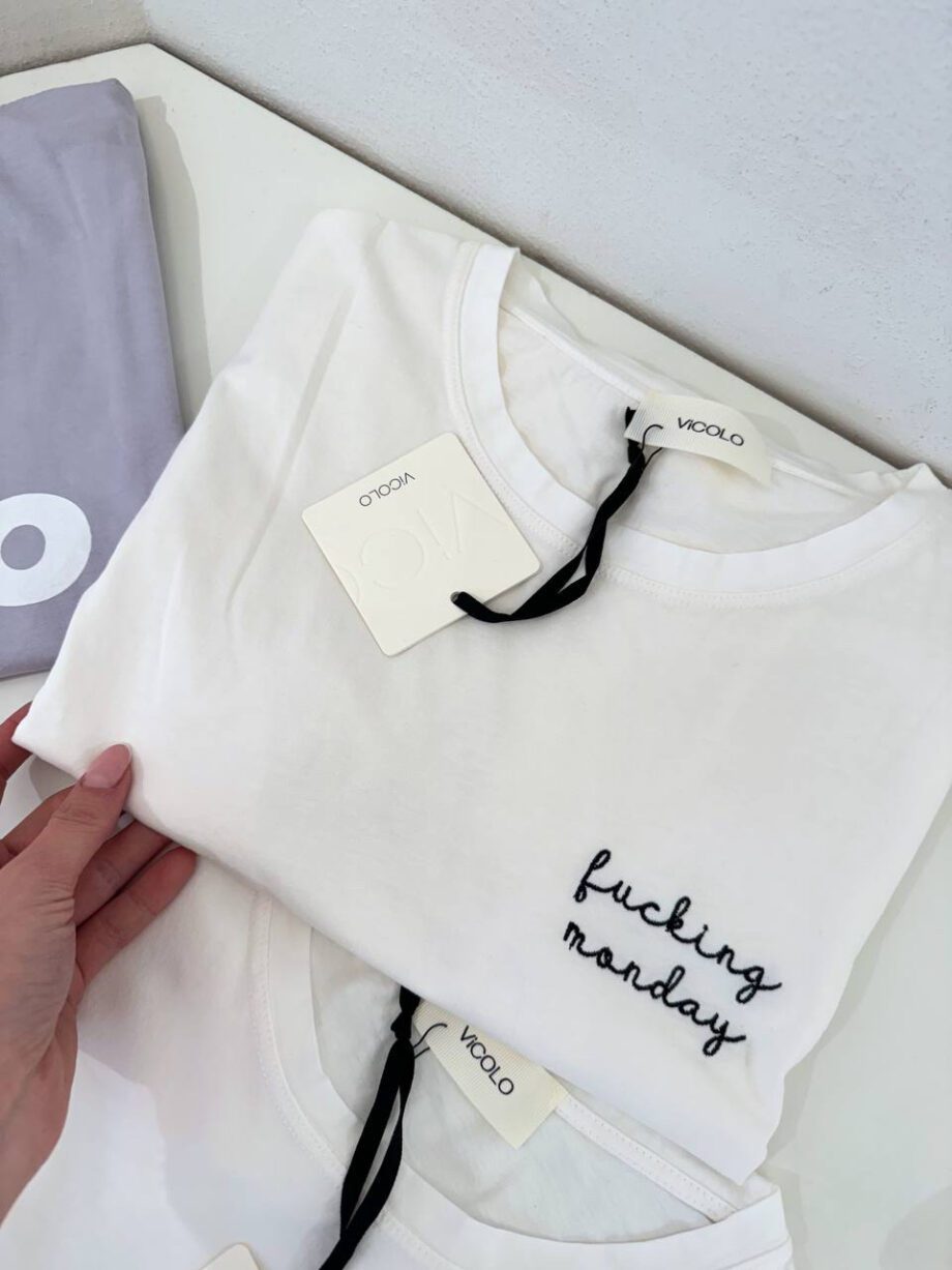 Shop Online T-shirt bianca ricamo “fucking monday” Vicolo