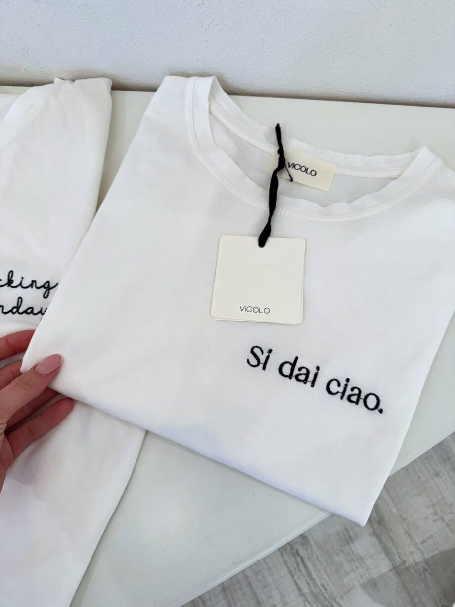 Shop Online T-shirt bianca ricamo “Si dai Ciao” Vicolo