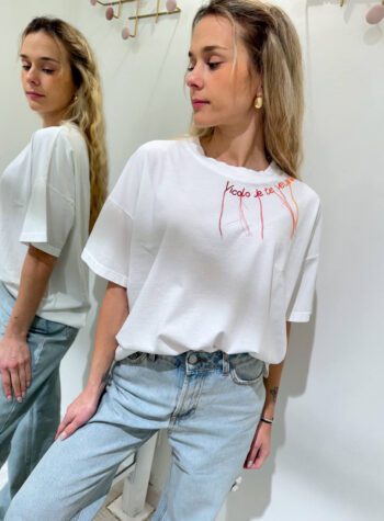 Shop Online T-shirt ampia bianca con ricamo colorato Vicolo