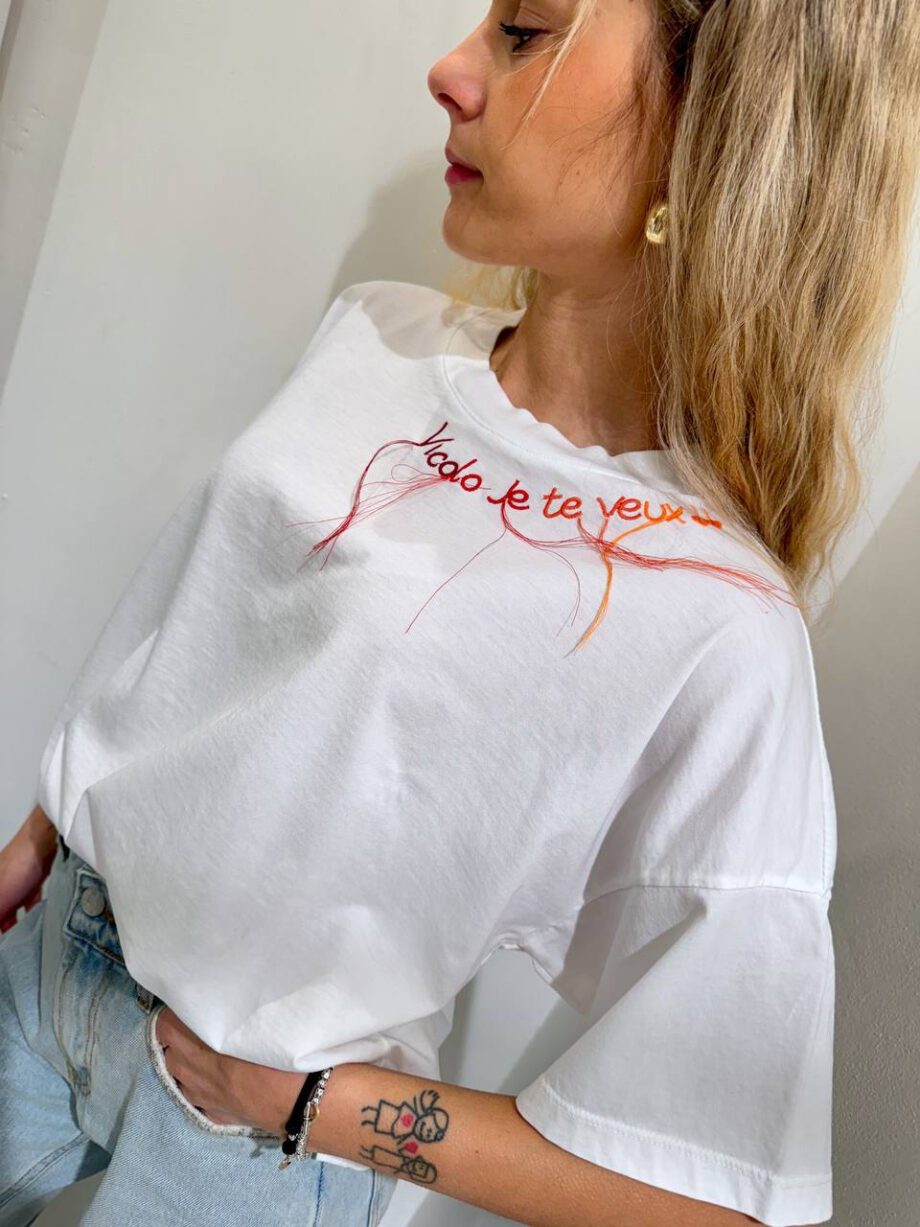 Shop Online T-shirt ampia bianca con ricamo colorato Vicolo