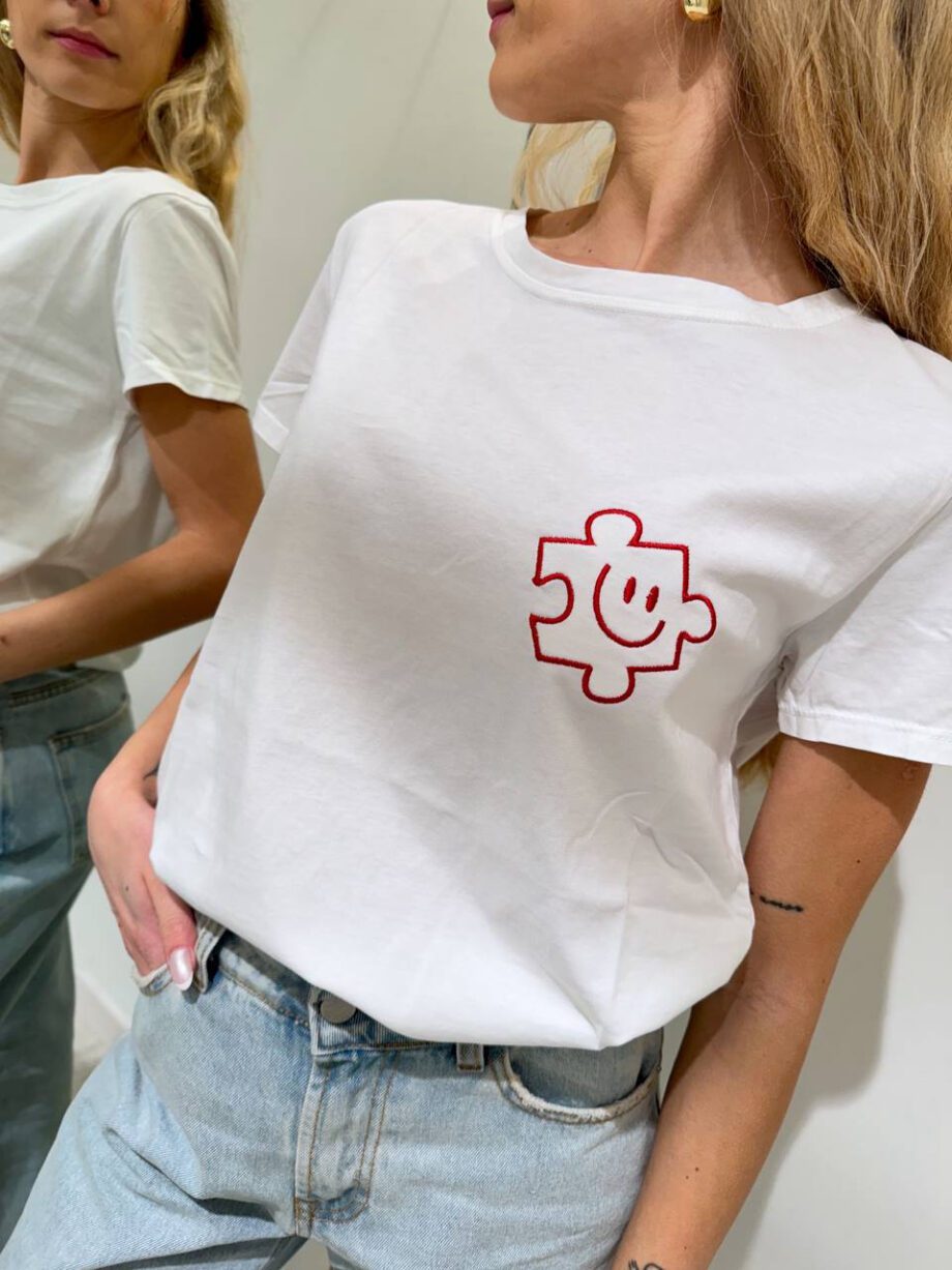 Shop Online T-shirt bianca ricamo puzzle Vicolo