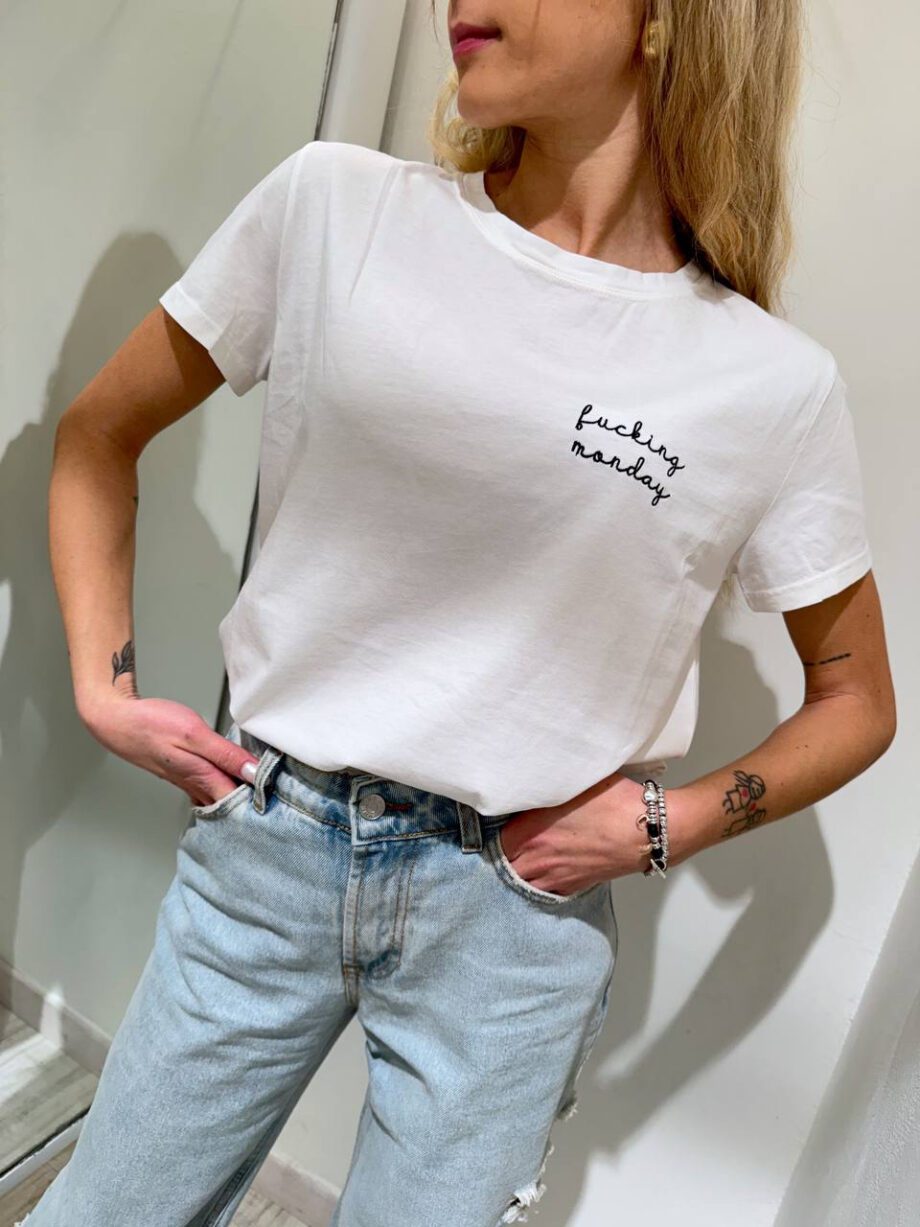Shop Online T-shirt bianca ricamo “fucking monday” Vicolo