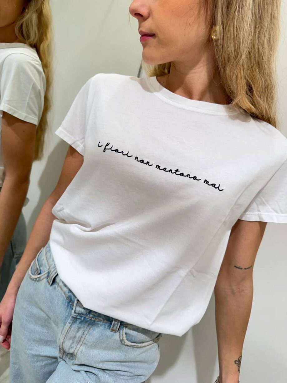Shop Online T-shirt bianca ricamo “I fiori non mentono mai” Vicolo