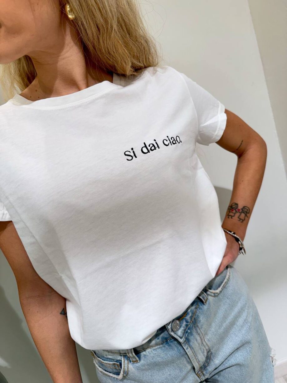 Shop Online T-shirt bianca ricamo “Si dai Ciao” Vicolo