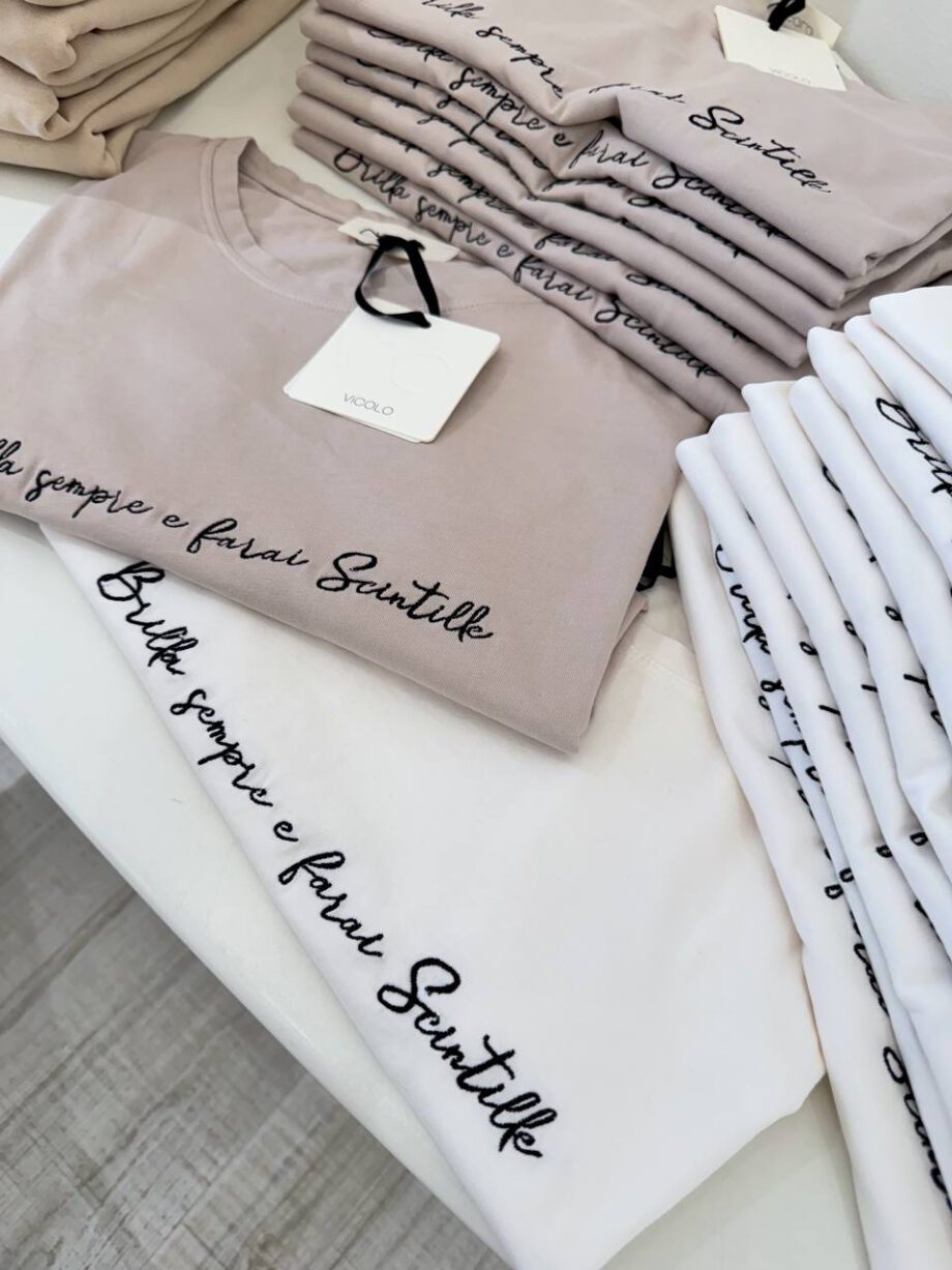 Shop Online T-shirt bianca ricamo brilla sempre e farai Scintille Vicolo