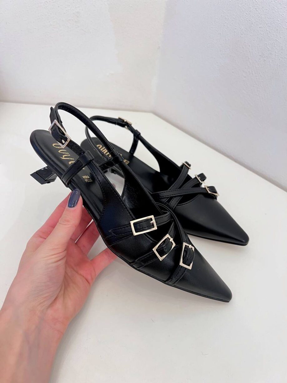 Shop Online Slingback nera con fibbie Ovyè