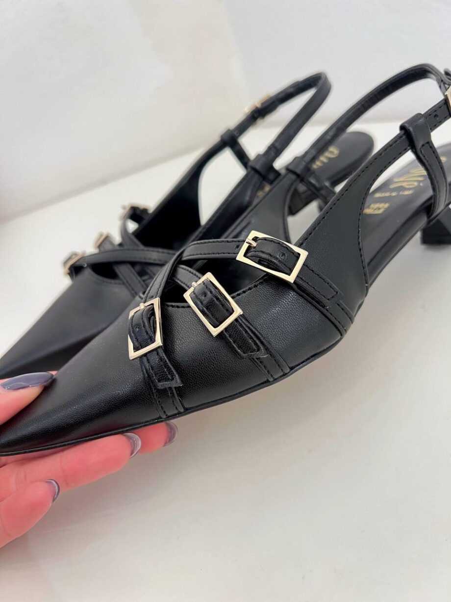 Shop Online Slingback nera con fibbie Ovyè