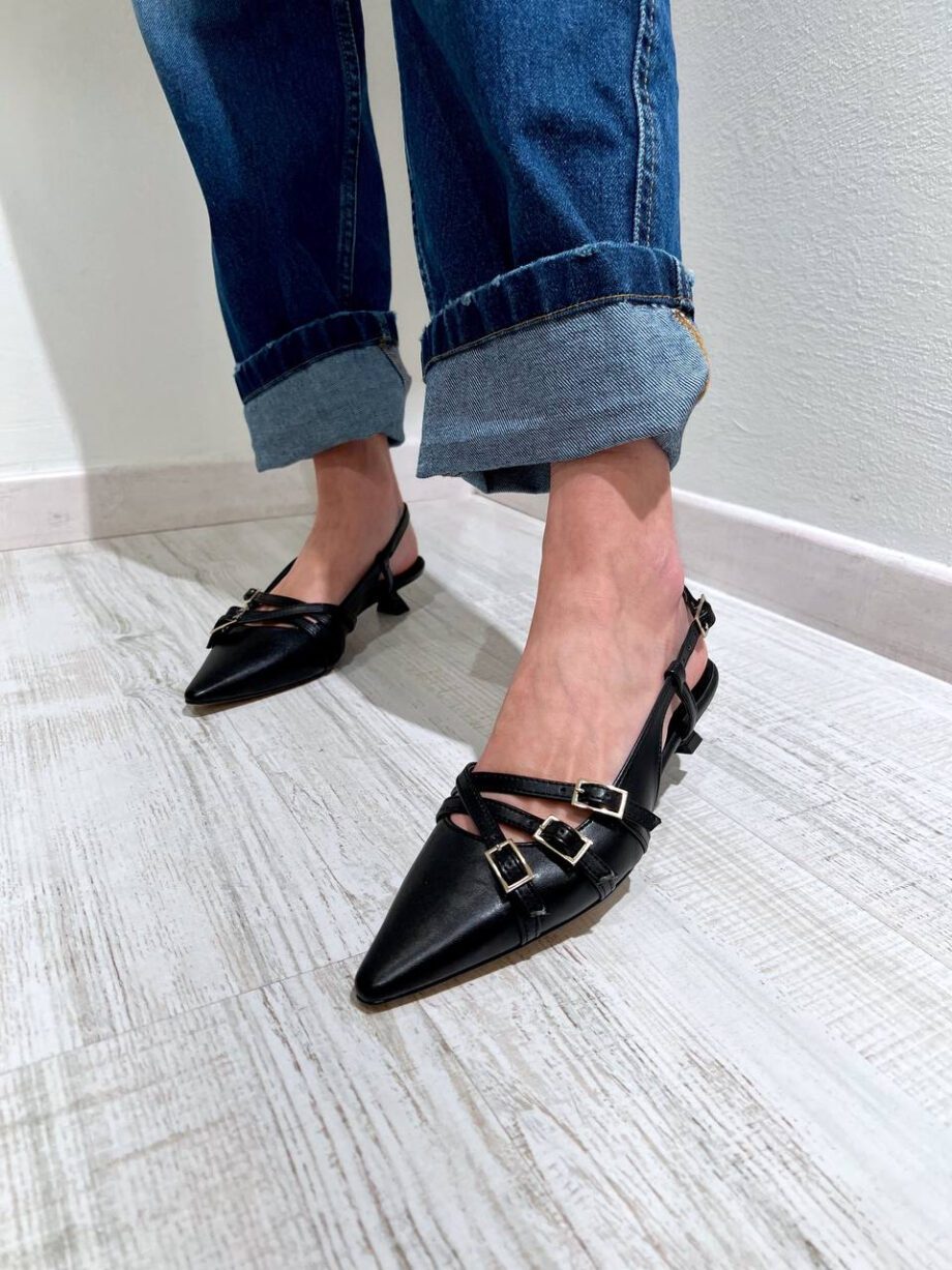 Shop Online Slingback nera con fibbie Ovyè