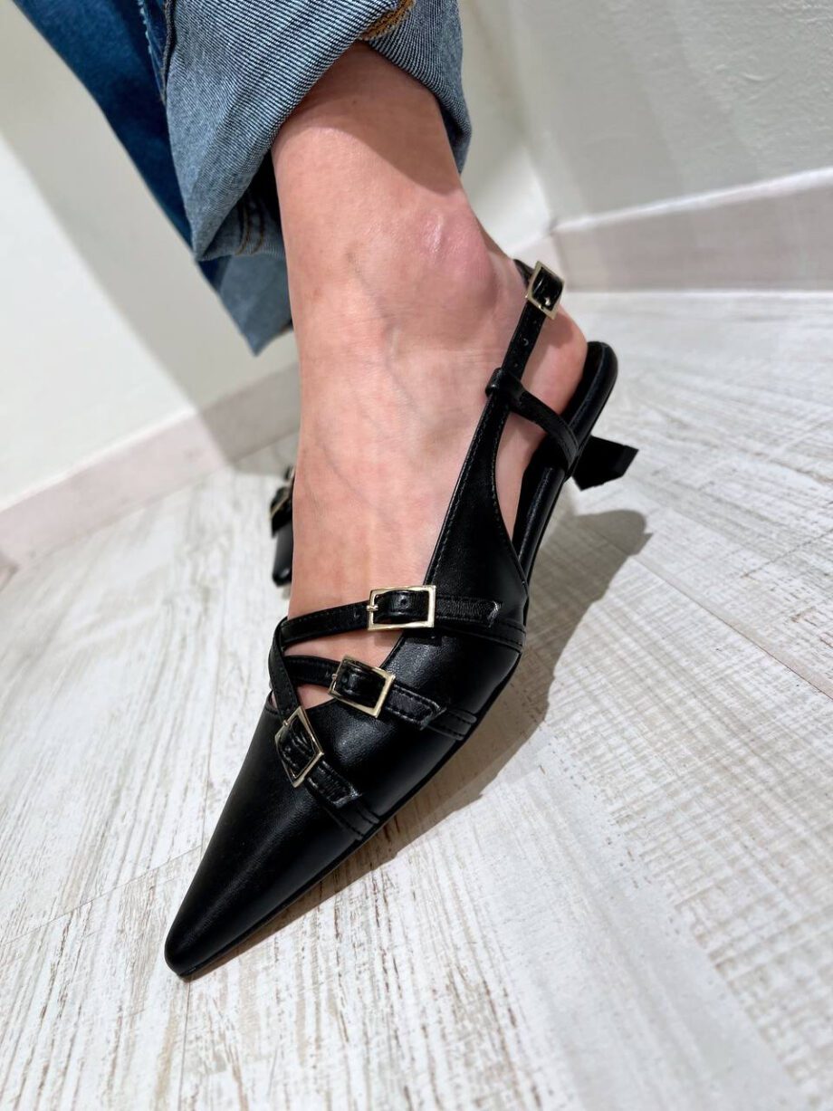 Shop Online Slingback nera con fibbie Ovyè