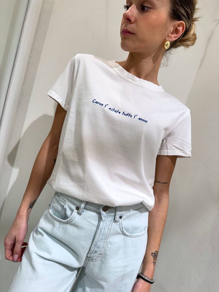 Shop Online T-shirt bianca ricamo ”cerco l'estate tutto l'anno” Vicolo