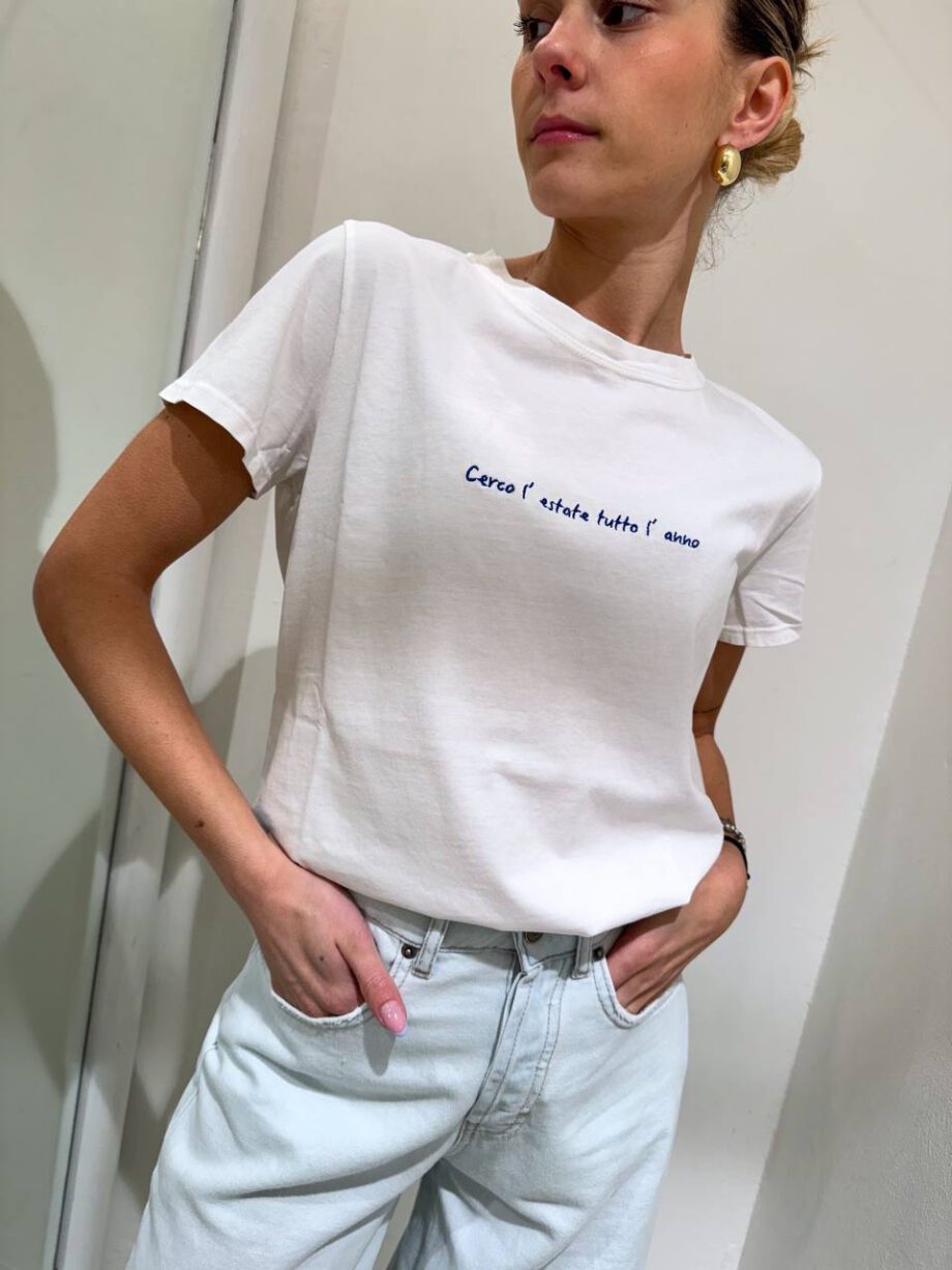 Shop Online T-shirt bianca ricamo ”cerco l'estate tutto l'anno” Vicolo