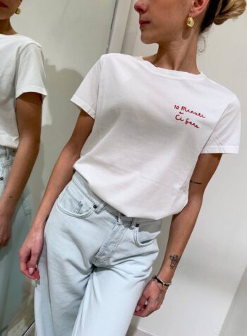 Shop Online T-shirt bianca ricamo rosso ”10 minuti e ci sono” Vicolo
