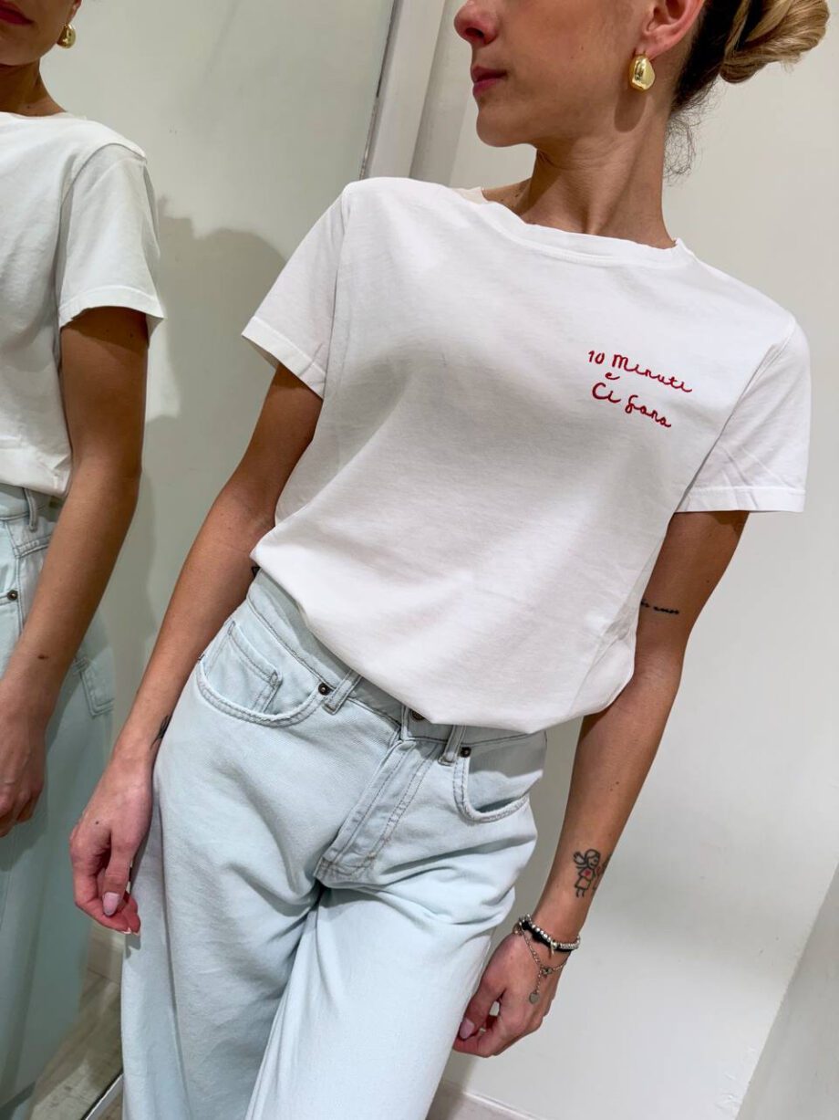 Shop Online T-shirt bianca ricamo rosso ”10 minuti e ci sono” Vicolo