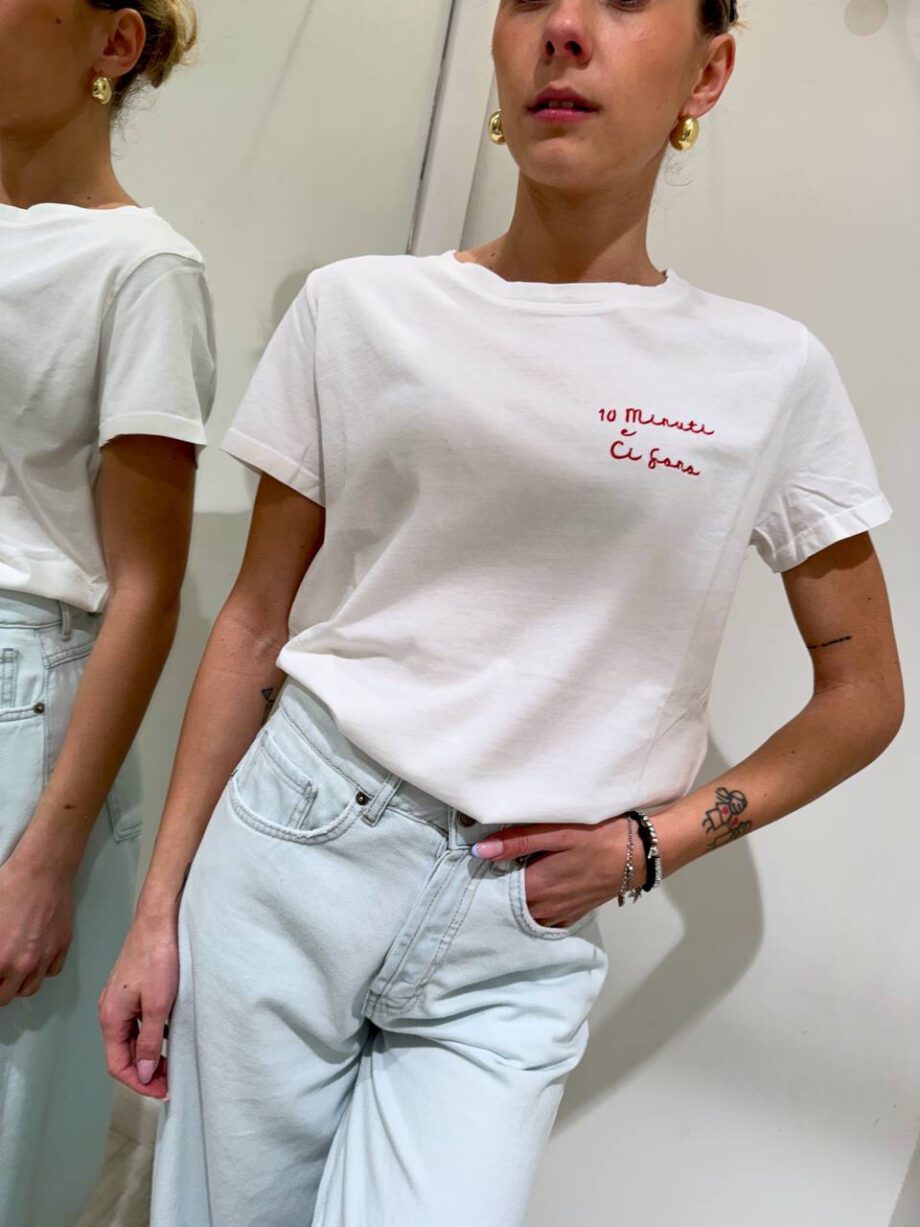 Shop Online T-shirt bianca ricamo rosso ”10 minuti e ci sono” Vicolo