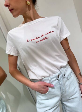 Shop Online T-shirt bianca ricamo rosso ”e sento il cuore a mille” Vicolo