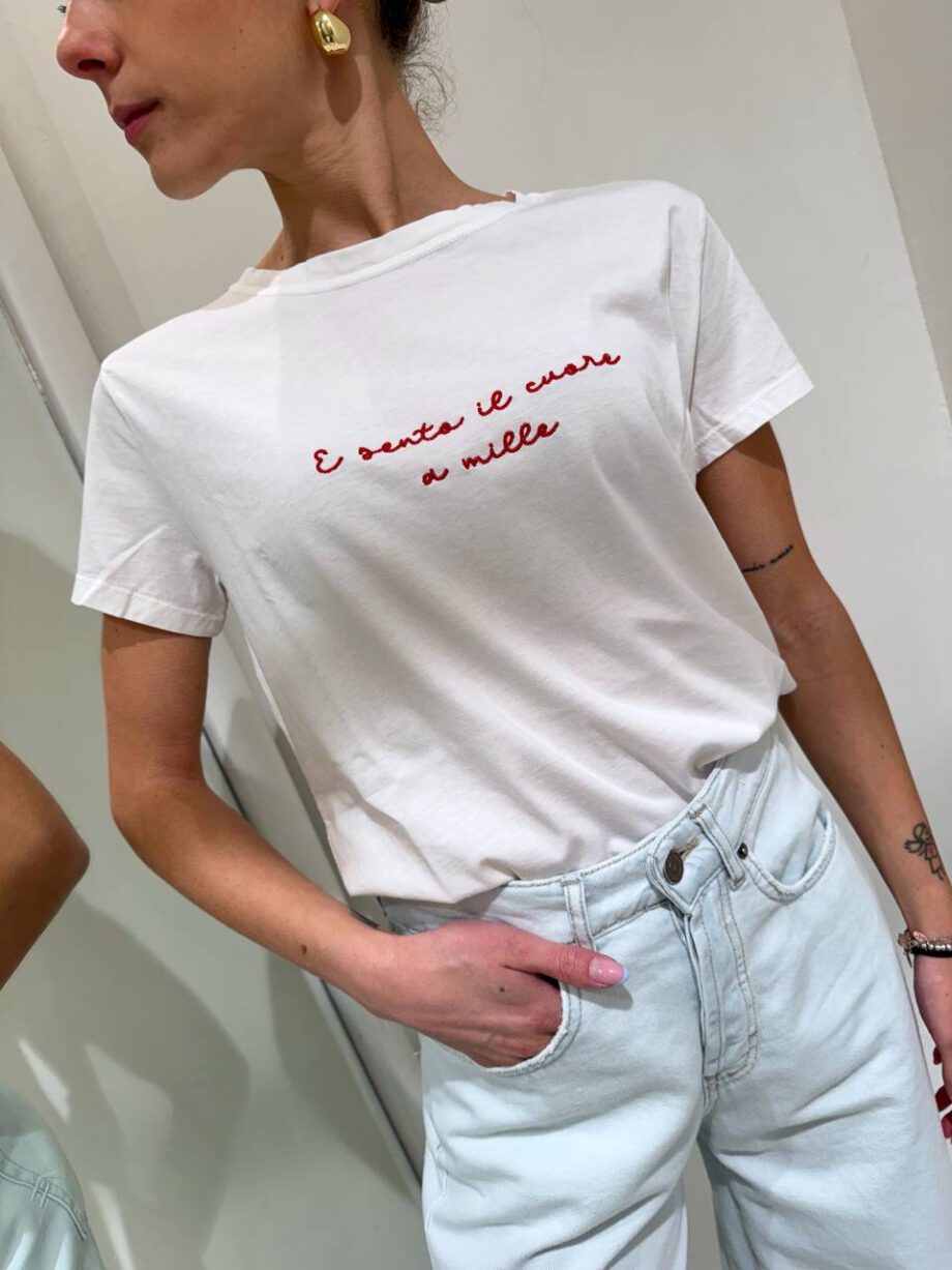 Shop Online T-shirt bianca ricamo rosso ”e sento il cuore a mille” Vicolo