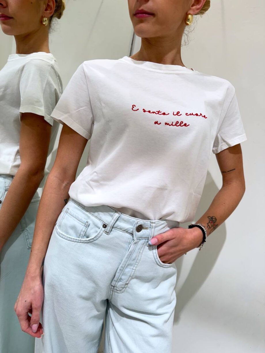 Shop Online T-shirt bianca ricamo rosso ”e sento il cuore a mille” Vicolo