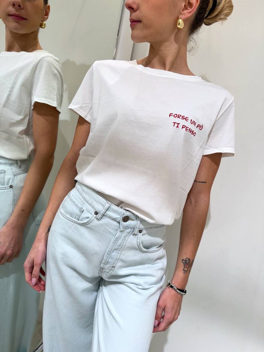 Shop Online T-shirt bianca ricamo rosso ”forse un po' ti penso” Vicolo