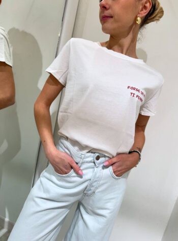 Shop Online T-shirt bianca ricamo rosso ”forse un po' ti penso” Vicolo