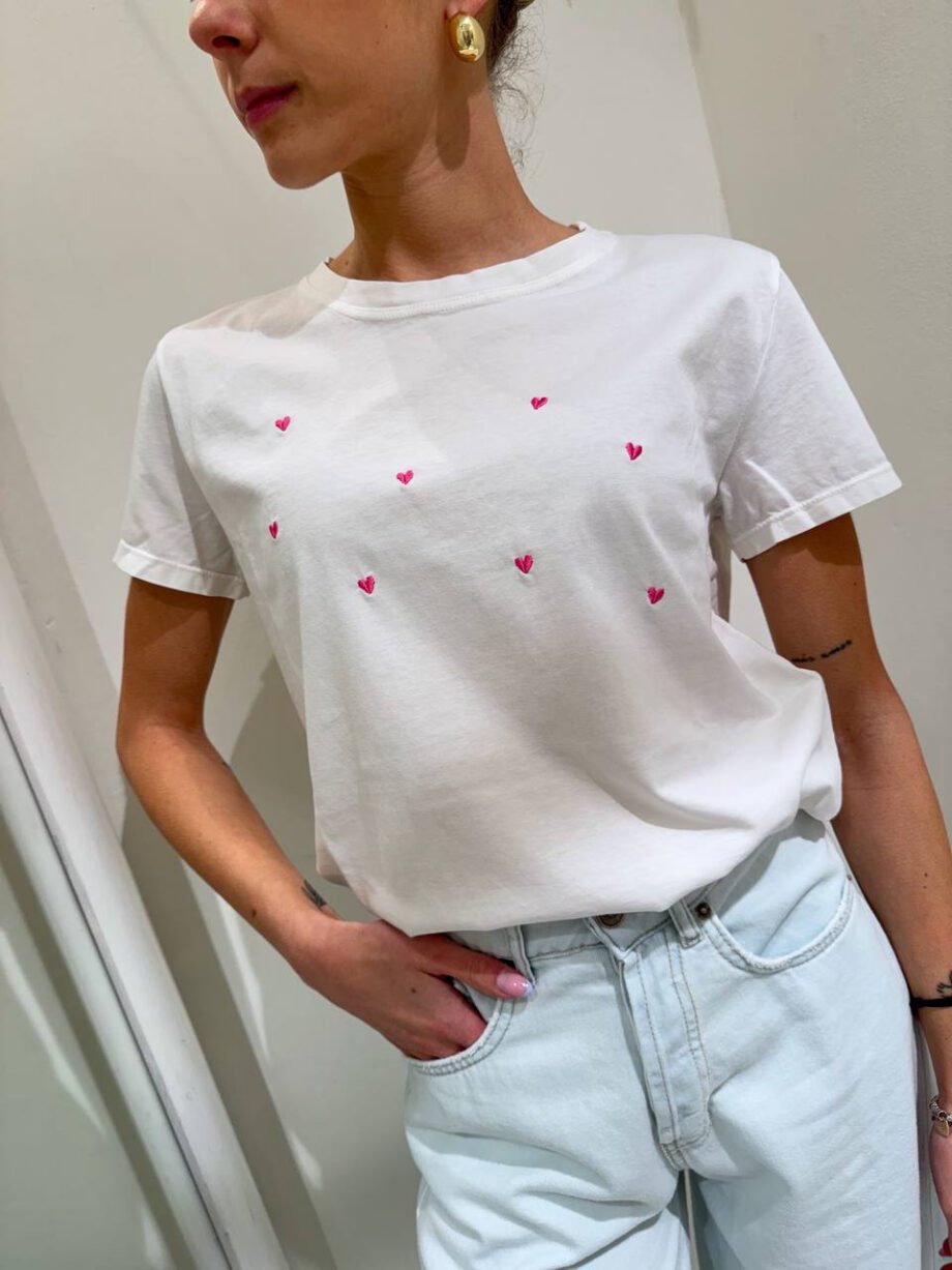 Shop Online T-shirt bianca ricami cuori rosa Vicolo