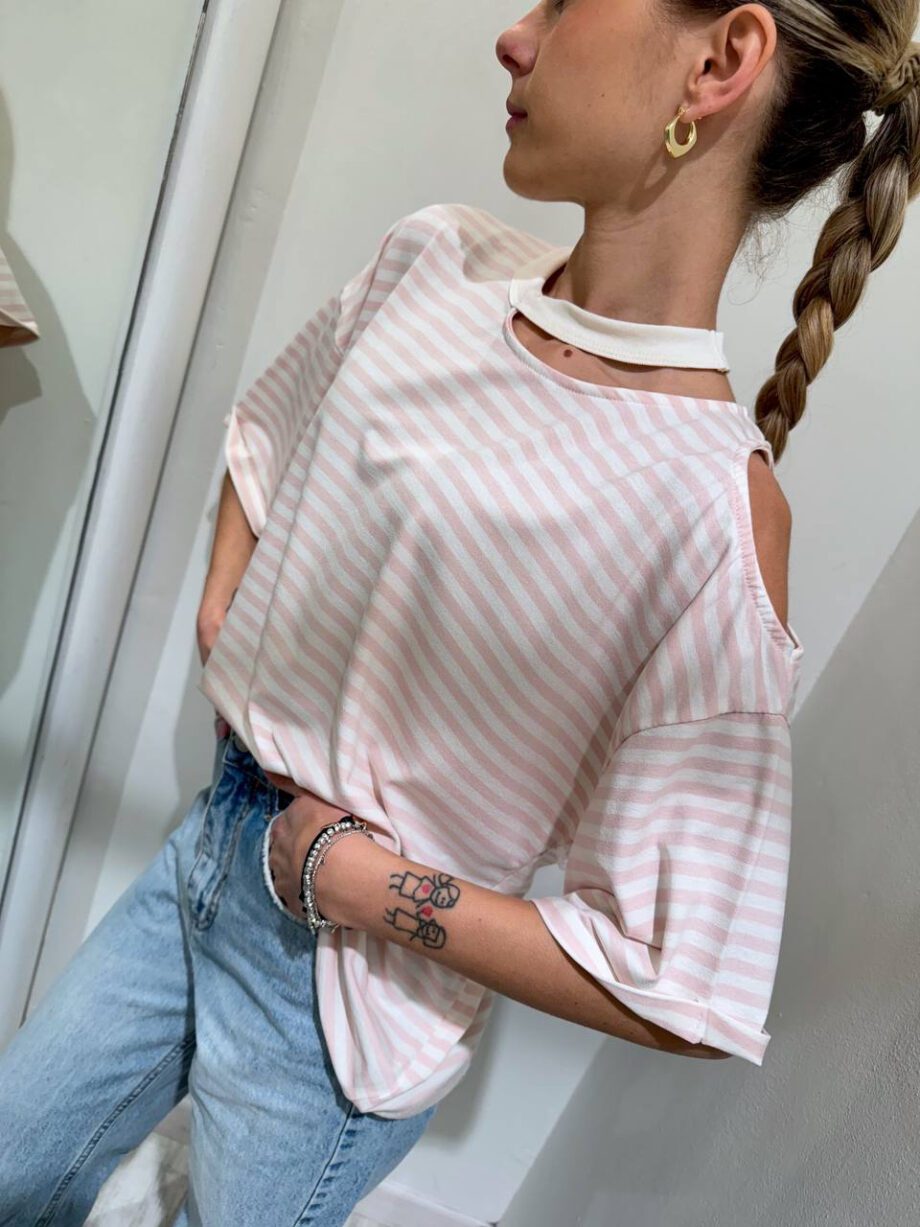 Shop Online T-shirt ampia a righe bianca e rosa cut out Vicolo