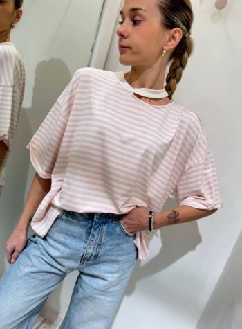 Shop Online T-shirt ampia a righe bianca e rosa cut out Vicolo