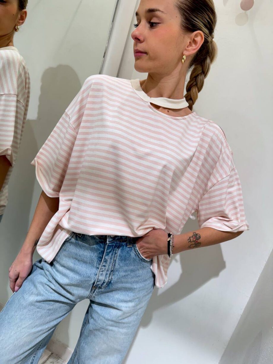 Shop Online T-shirt ampia a righe bianca e rosa cut out Vicolo