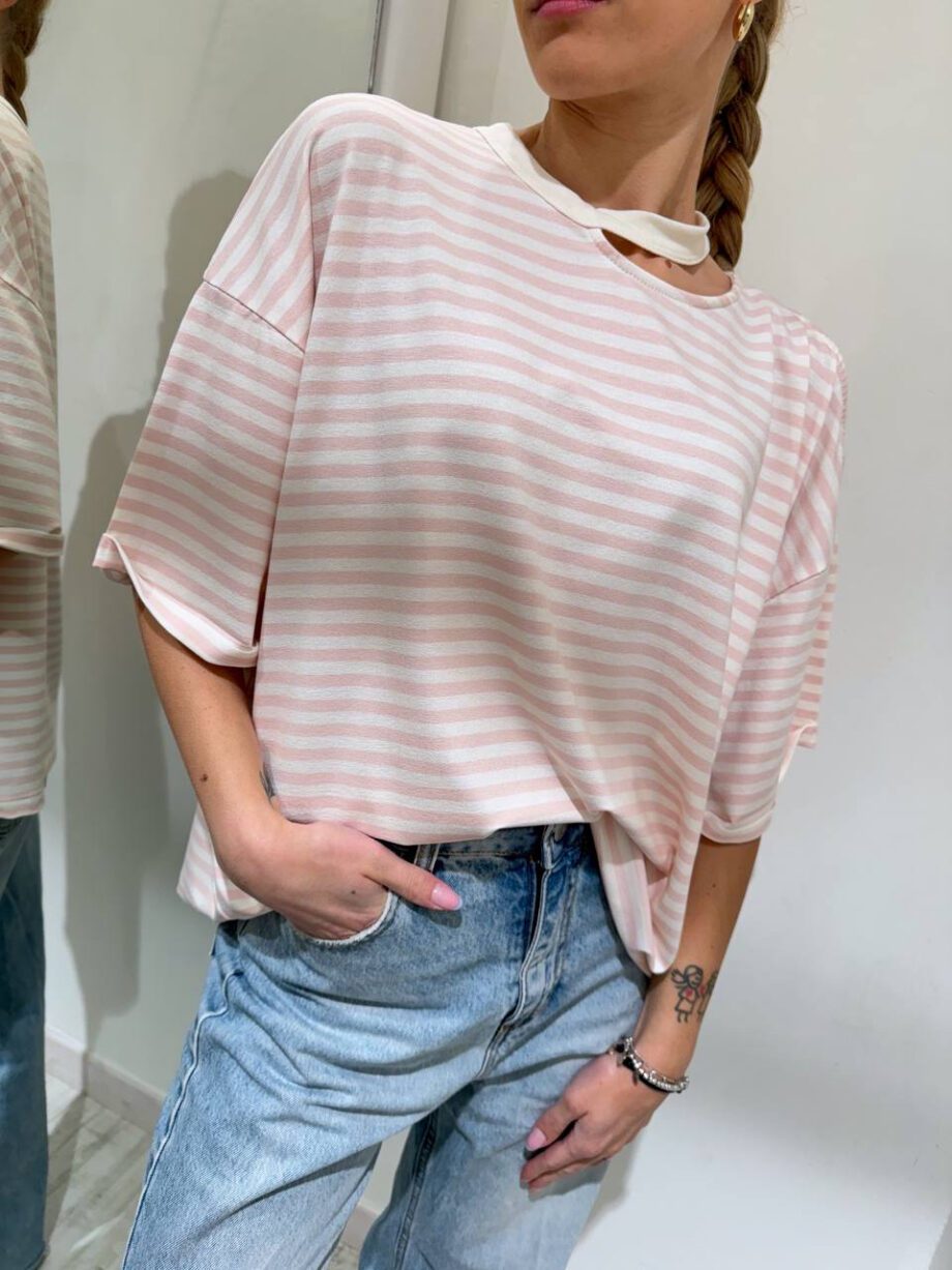 Shop Online T-shirt ampia a righe bianca e rosa cut out Vicolo