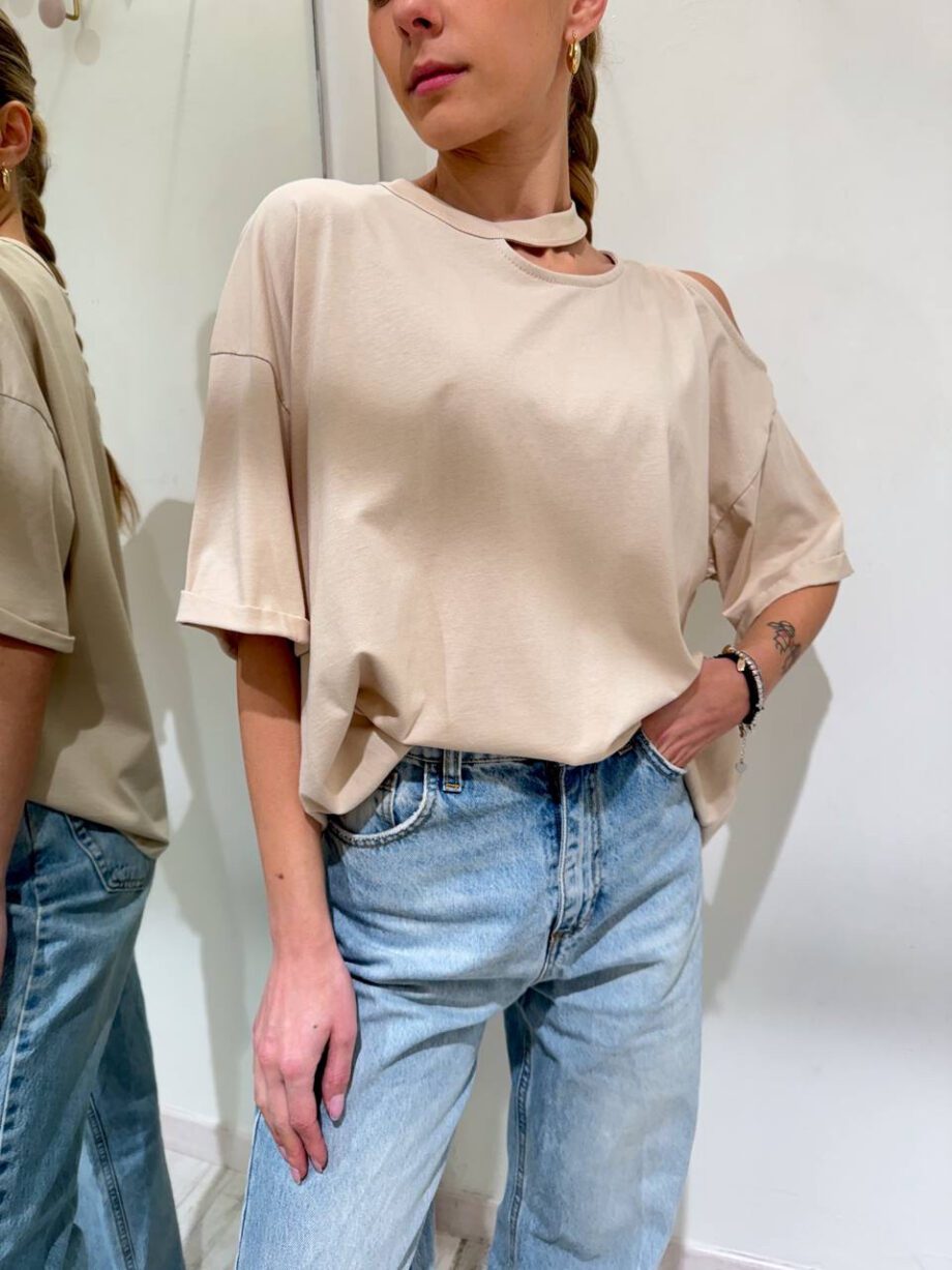 Shop Online T-shirt ampia beige cut out Vicolo