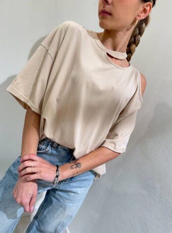 Shop Online T-shirt ampia beige cut out Vicolo