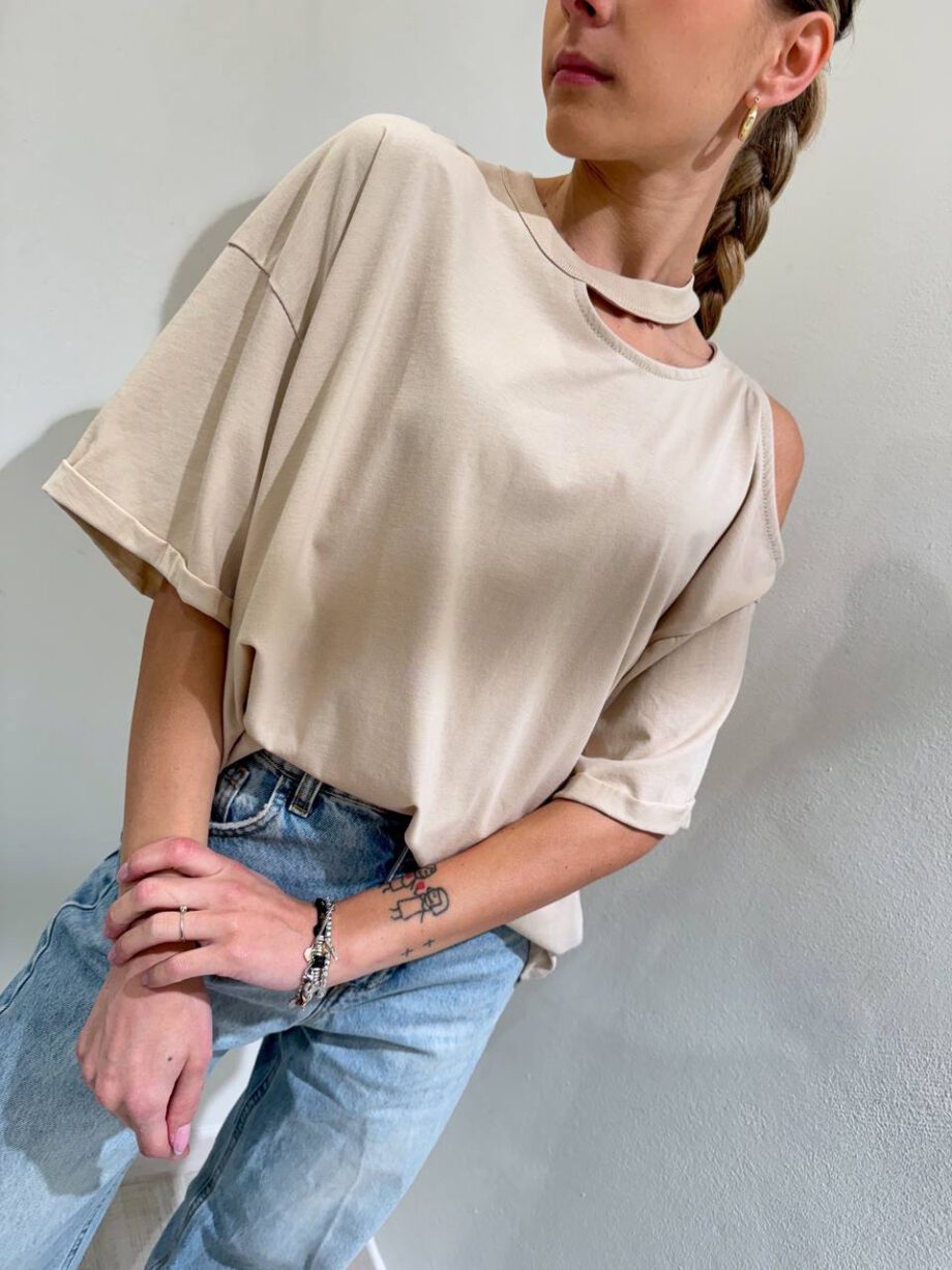 Shop Online T-shirt ampia beige cut out Vicolo