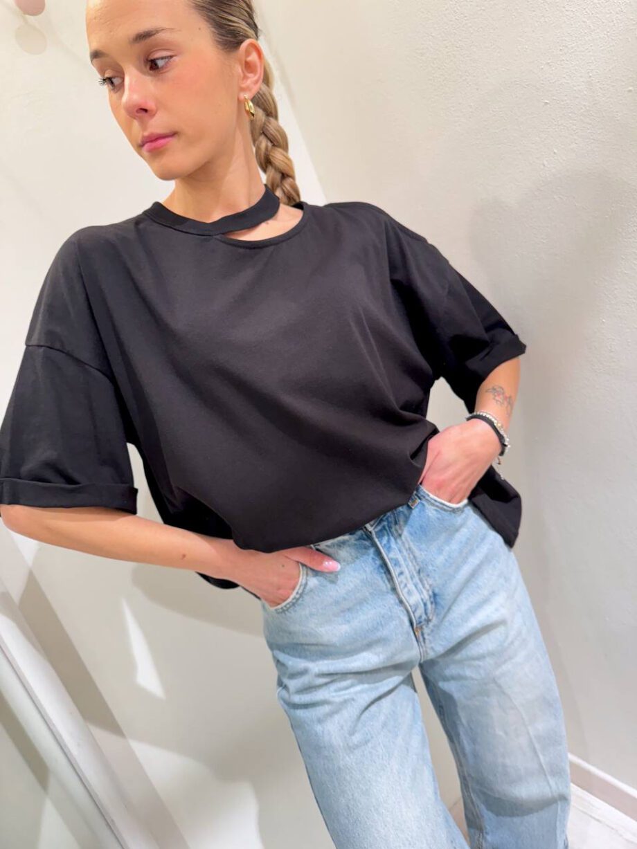 Shop Online T-shirt ampia nera cut out Vicolo