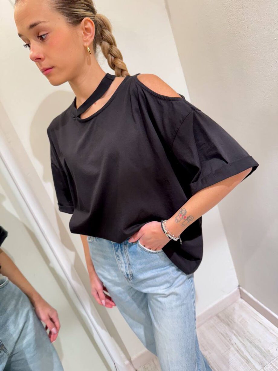 Shop Online T-shirt ampia nera cut out Vicolo