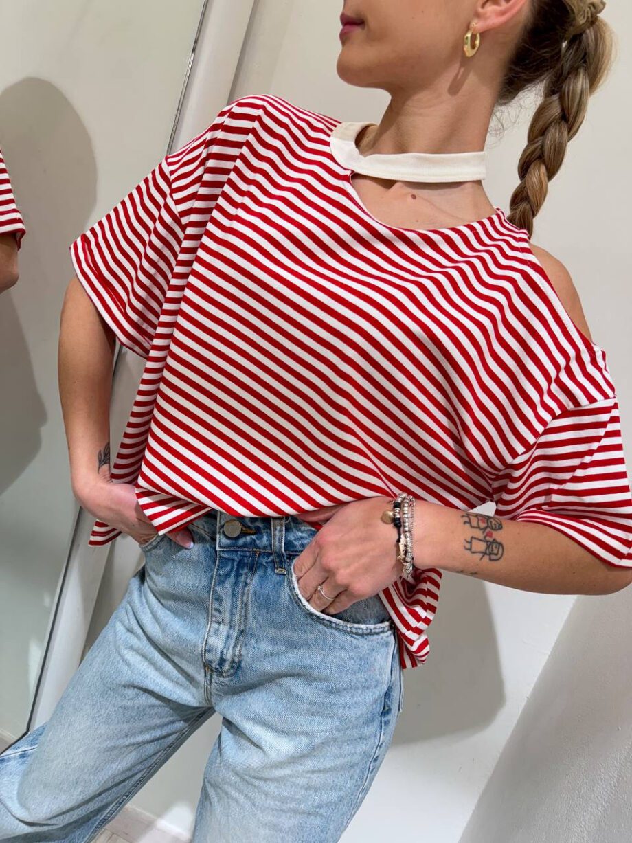 Shop Online T-shirt ampia a righe bianca e rossa cut out Vicolo