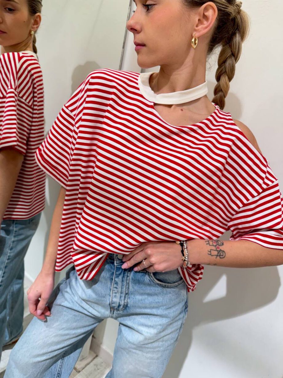 Shop Online T-shirt ampia a righe bianca e rossa cut out Vicolo