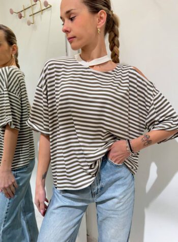 Shop Online T-shirt ampia a righe bianca e verde salvia cut out Vicolo