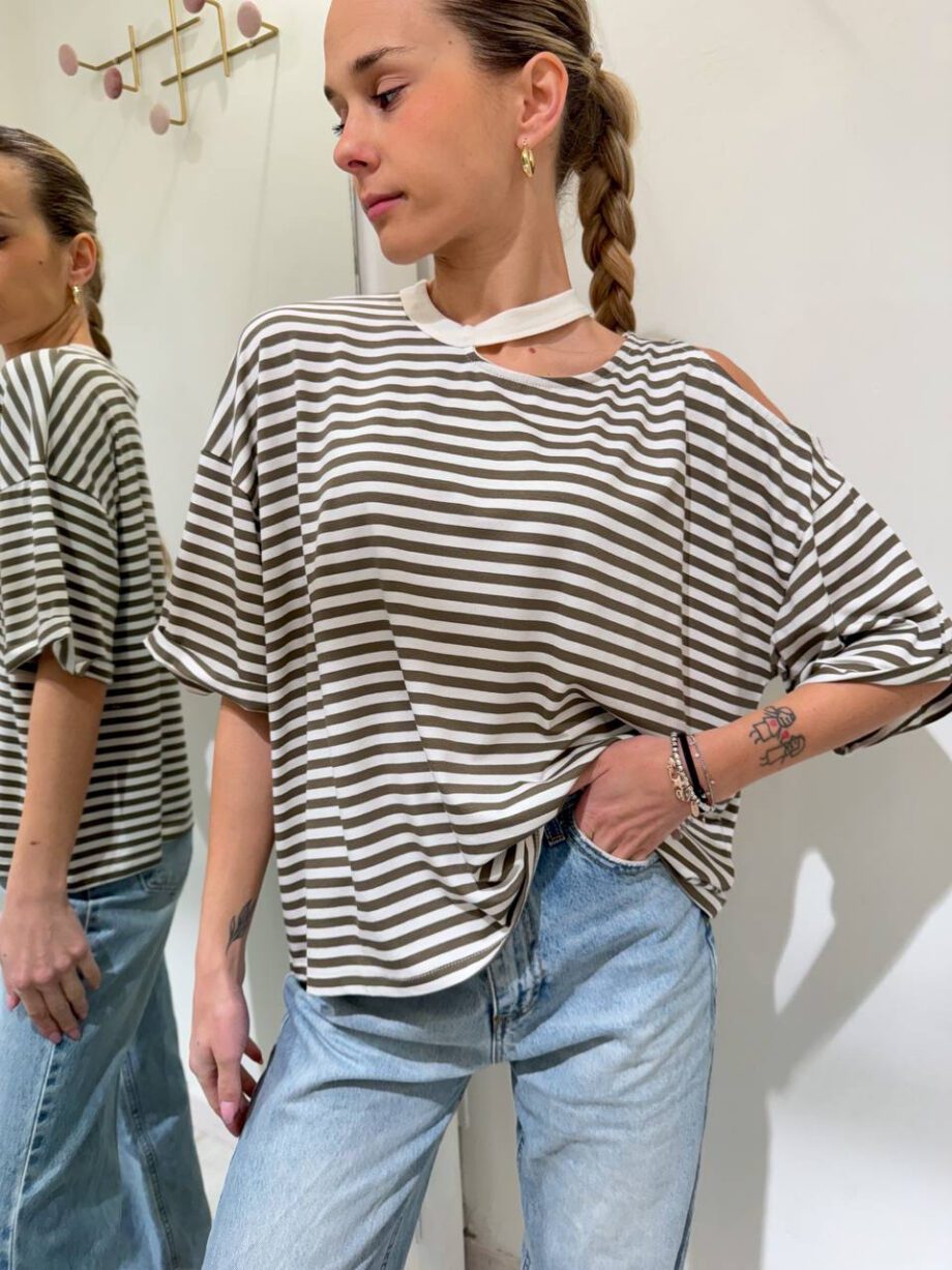 Shop Online T-shirt ampia a righe bianca e verde salvia cut out Vicolo