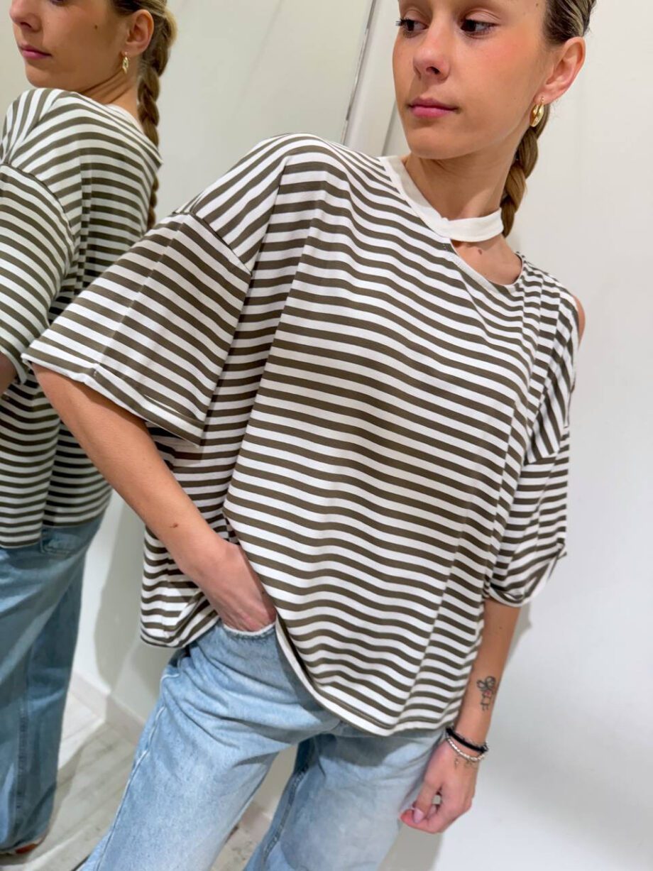 Shop Online T-shirt ampia a righe bianca e verde salvia cut out Vicolo