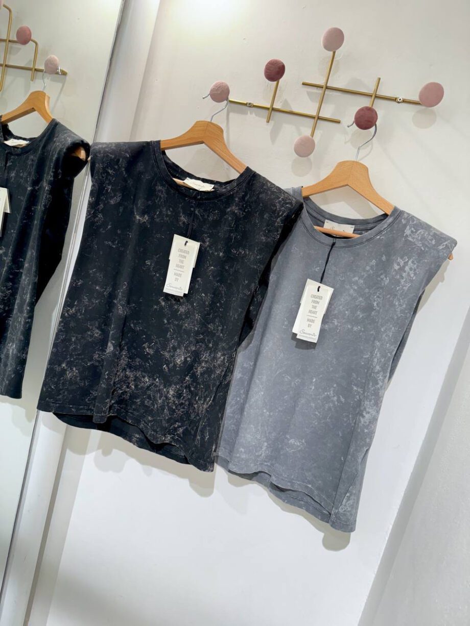 Shop Online T-shirt nera stone wash Souvenir