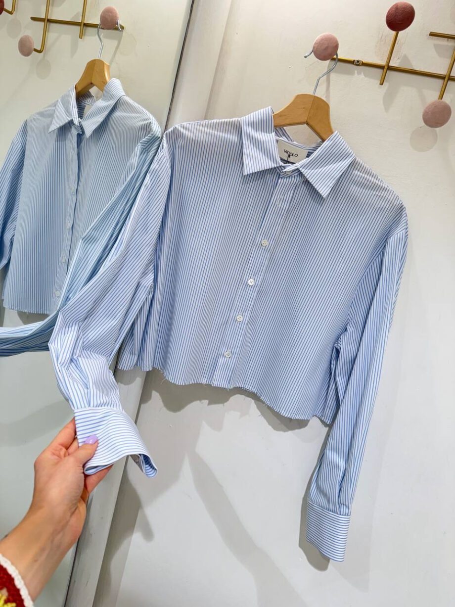 Shop Online Camicia crop over bianca a righe azzurre Vicolo