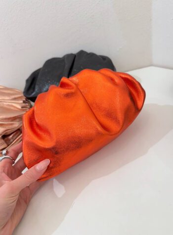 Shop Online Borsa mini clutch arancio laminata in pelle