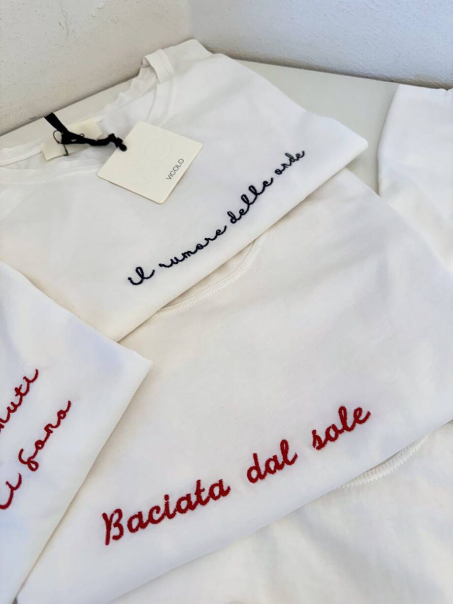 Shop Online T-shirt bianca ricamo nero ”il rumore delle onde” Vicolo