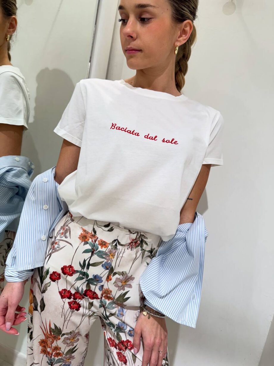 Shop Online T-shirt bianca ricamo ”baciata dal sole" Vicolo