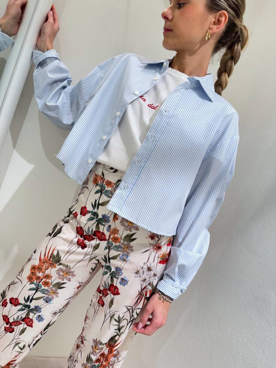 Shop Online Camicia crop over bianca a righe azzurre Vicolo