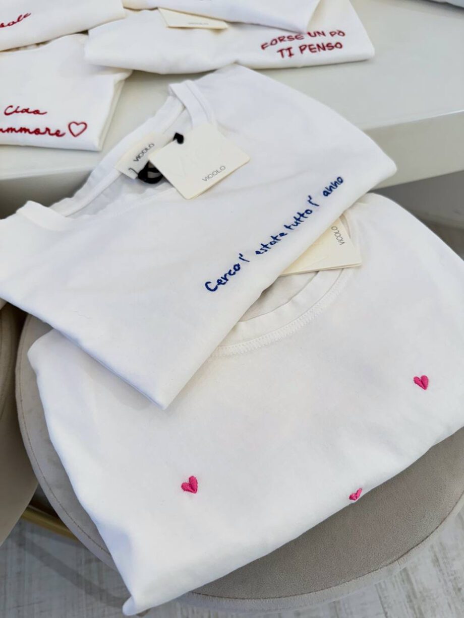 Shop Online T-shirt bianca ricami cuori rosa Vicolo