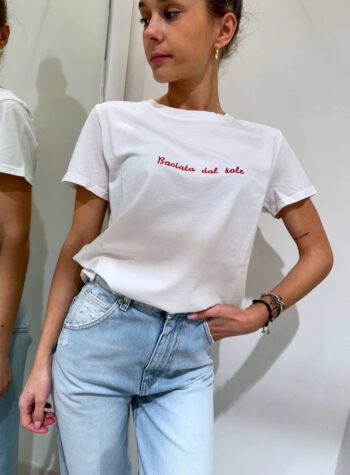 Shop Online T-shirt bianca ricamo rosso “baciata dal sole” Vicolo